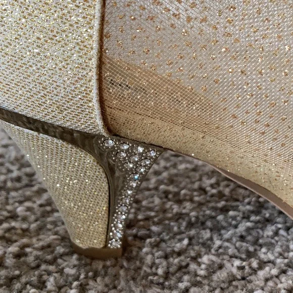 Women’s Gold Heel Shoe - Picture 12 of 12